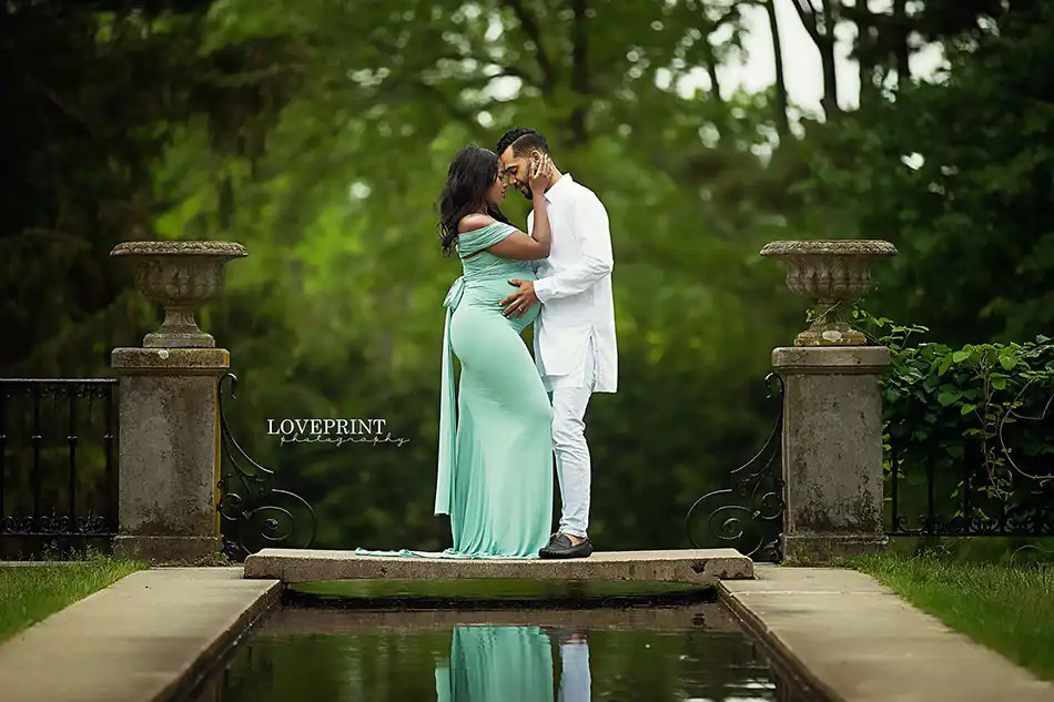 Maternity Photography Tips for Naturally Posing Expecting Couples