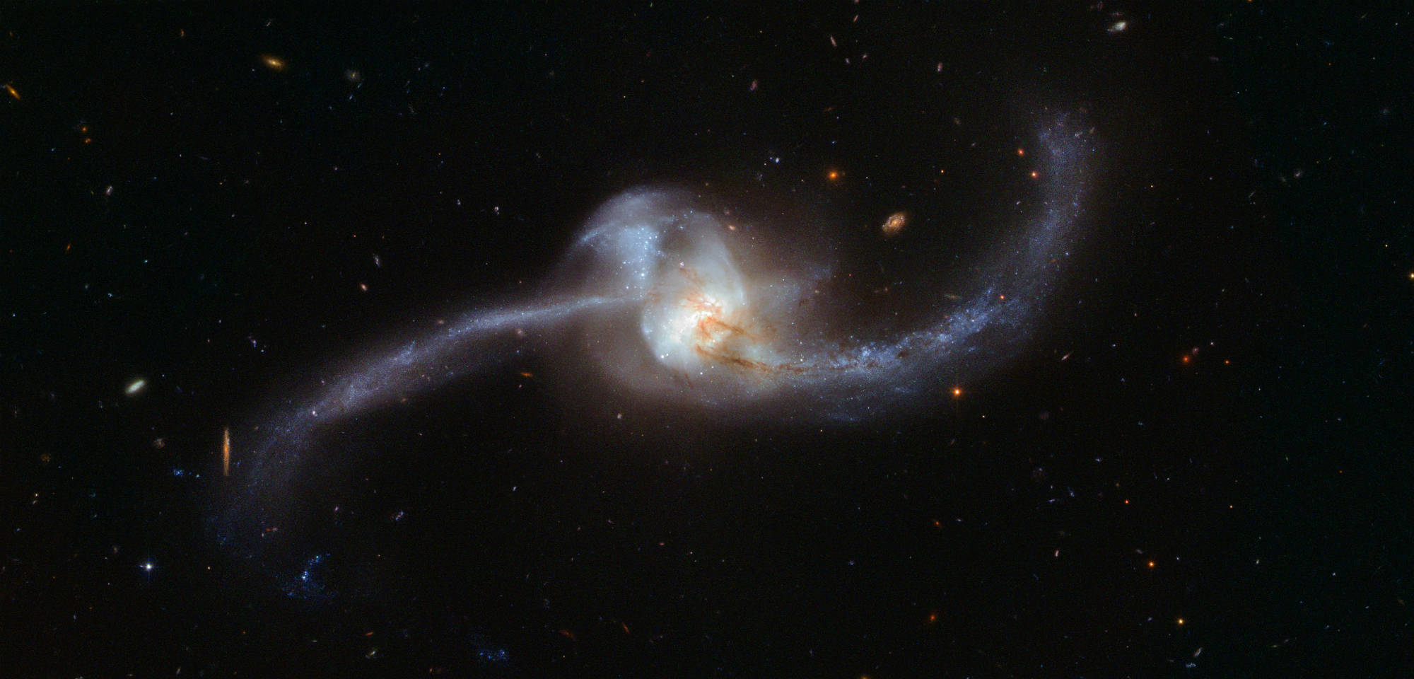 These Photos From the Hubble Space Telescope Show Two Galaxies Colliding in Spectacular Fashion