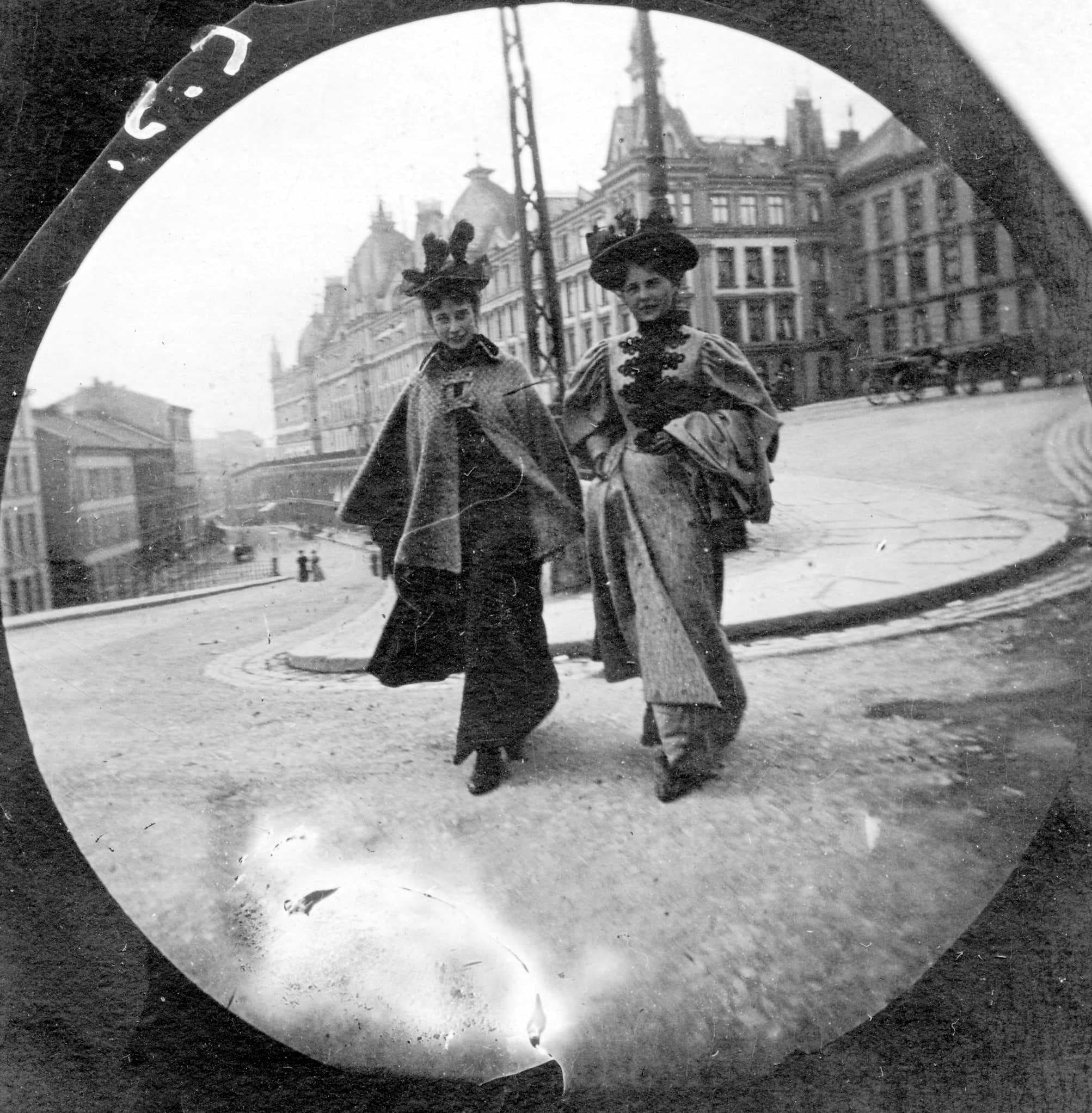 This 19-Year-Old Used a Spy Camera to Take Candid Photos on the Street in the 1890s